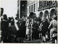 1977-3616 Tijdens Bevrijdingsdag groet burgemeester het feestvierende volk vanaf het balkon van het stadhuis.