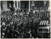 1977-3617 Tijdens Bevrijdingsdag groet burgemeester het feestvierende volk vanaf het balkon van het stadhuis.