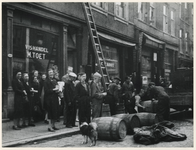 1977-3619 Mensen staan in de rij bij een vishandel voor haring van het Zweedse Rode Kruis.