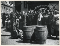 1977-3620 Mensen staan in de rij bij Van der Burgt's vishandel De Oceaan voor haring van het Zweedse Rode Kruis na de ...