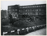 1977-3634 Op het Mathenesserplein wordt een schuilkelder gesloopt om het hout, vanwege de brandstofschaarste tijdens de ...