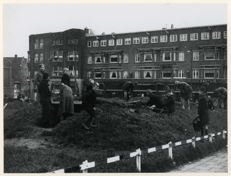 1977-3635 Op het Mathenesserplein wordt een schuilkelder gesloopt om het hout, vanwege de brandstofschaarste tijdens de ...