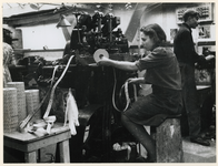1977-3638 Meisjes en een jongeman aan het werk in een drukkerij tijdens de bezettingsjaren in de Tweede Wereldoorlog.