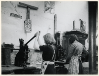 1977-3639 Meisjes aan het werk in een drukkerij tijdens de bezettingsjaren in de Tweede Wereldoorlog.