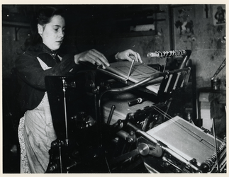 1977-3642 Een meisje aan het werk in een drukkerij tijdens de bezettingsjaren in de Tweede Wereldoorlog.