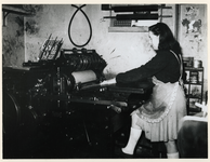 1977-3643 Een meisje aan het werk in een drukkerij tijdens de bezettingsjaren in de Tweede Wereldoorlog.