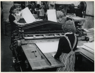 1977-3645 Vrouwen aan het werk in een drukkerij tijdens de bezettingsjaren in de Tweede Wereldoorlog.