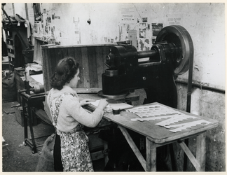 1977-3647 Vrouw aan het werk in een drukkerij tijdens de bezettingsjaren in de Tweede Wereldoorlog.