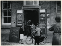 1977-3648 De ingang van het distributiekantoor aan de Baan tijdens de bezettingsjaren in de Tweede Wereldoorlog.