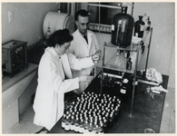 1977-3676 Een medewerkster van de GGD (Gemeentelijke Geneeskundige Dienst) vult flessen met vitamine D, tijdens de ...