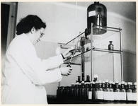 1977-3677 Een medewerkster van de GGD (Gemeentelijke Geneeskundige Dienst) vult flessen met vitamine D, tijdens de ...