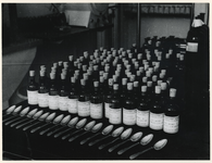 1977-3678 Medicijnflessen en lepels van de GGD (Gemeentelijke Geneeskundige Dienst) voor het verstrekken van vitamine ...