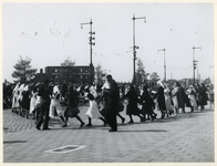 1977-3743 Tijdens Bevrijdingsdag danst het feestvierende volk voor het stadhuis.