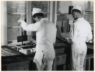 1977-3777 Het maken van wafels tijdens de bezettingsjaren in de Tweede Wereldoorlog.
