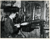 1977-3780 Het maken van blaasinstrumenten tijdens de bezettingsjaren in de Tweede Wereldoorlog.