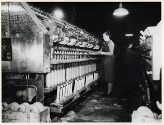 1977-3785 Meisjes aan het werk in een spinnerij tijdens de bezettingsjaren in de Tweede Wereldoorlog.