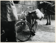 1977-3786 Een zak wol op de bagagedrager van een fiets tijdens de bezettingsjaren in de Tweede Wereldoorlog. Op de ...