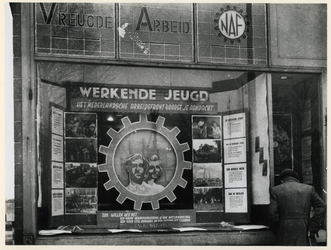 1977-3819 Etalage van het Nederlandsch Arbeidsfront (NAF), georganiseerd door de werkgemeenschap Vreugde en Arbeid ...