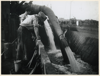 1977-3820 Baggeren naar goudstaven op de Nieuwe Waterweg op een baggerschip.