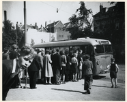 1977-3840 Mensen op de Oostzeedijk in de rij voor de bus E naar Capelle aan den IJssel tijdens de bezettingsjaren in de ...