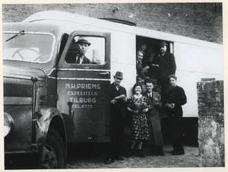 1977-3845 Een vrachtauto van N.H. Priems uit Tilburg met brood uit het reeds bevrijde Brabant, tijdens de ...