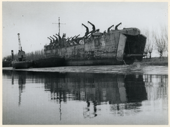 1977-3847 Een transportschip in Hendrik Ido Ambacht, tijdens de bezettingsjaren in de Tweede Wereldoorlog.