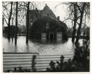 1977-3863 Een huis staat onder water na een overstroming tijdens de watersnoodramp van 1953 in Zeeland en delen van ...