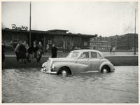 1977-3865 Een combinatie van zeer zware storm en springvloed veroorzaakt een watersnoodramp. Ook in Rotterdam zijn er ...