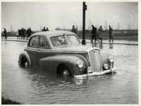 1977-3866 Een combinatie van zeer zware storm en springvloed veroorzaakt een watersnoodramp. Ook in Rotterdam zijn er ...