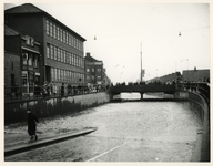 1977-3867 De ondergelopen Strevelsweg richting de Bree bij het viaduct onder de Groene Hilledijk, door een overstroming ...