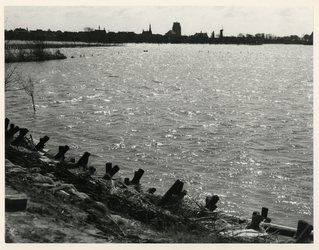 1977-3869 Hoogwater in Rotterdam tijdens de watersnoodramp van 1953 in Zeeland en delen van Zuid-Holland.