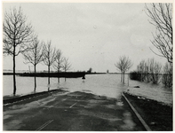 1977-3870 Een overstroomde weg in Rotterdam tijdens de watersnoodramp van 1953 in Zeeland en delen van Zuid-Holland.