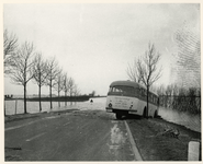 1977-3871 Een tourincar van de firma Snel & Co stuit op een overstroomde weg in Rotterdam tijdens de watersnoodramp van ...