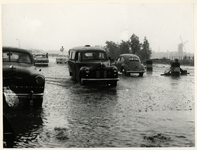 1977-3875 Het wegverkeer ondervindt last van een overstroomde weg in Rotterdam tijdens de watersnoodramp van 1953 in ...