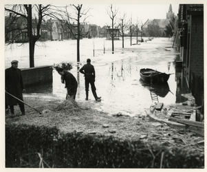1977-3879 Een overstroomde straat in Rotterdam tijdens de watersnoodramp van 1953 in Zeeland en delen van Zuid-Holland.