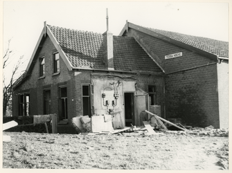 1977-3886 Een beschadigde boerderij tijdens de watersnoodramp van 1953 in Zeeland en delen van Zuid-Holland.