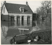 1977-3887 Een overstroomde boerderij in Rotterdam tijdens de watersnoodramp van 1953 in Zeeland en delen van Zuid-Holland.