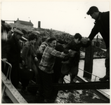 1977-3900 Inwoners worden in veiligheid gebracht tijdens de watersnoodramp van 1953 in Zeeland en delen van Zuid-Holland.