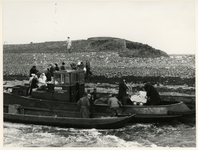 1977-3905 Inwoners worden in veiligheid gebracht door boten tijdens de watersnoodramp van 1953 in Zeeland en delen van ...