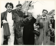 1977-3908 Inwoners worden in veiligheid gebracht tijdens de watersnoodramp van 1953 in Zeeland en delen van Zuid-Holland.