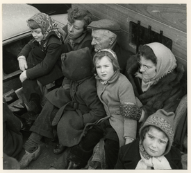 1977-3912 Inwoners worden in veiligheid gebracht tijdens de watersnoodramp van 1953 in Zeeland en delen van Zuid-Holland.