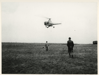 1977-3915 Een helikopter wordt ingezet voor de evacuatie van inwoners tijdens de watersnoodramp van 1953 in Zeeland en ...