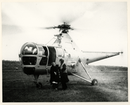 1977-3916 Een helikopter wordt ingezet voor de evacuatie van inwoners tijdens de watersnoodramp van 1953 in Zeeland en ...