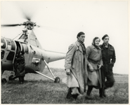1977-3917 Een helikopter wordt ingezet voor de evacuatie van inwoners tijdens de watersnoodramp van 1953 in Zeeland en ...
