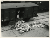 1977-3929 De aankomst van buitenlandse hulpgoederen tijdens de watersnoodramp van 1953 in Zeeland en delen van Zuid-Holland.