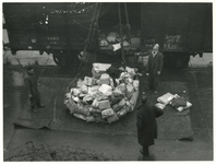 1977-3931 De aankomst van buitenlandse hulpgoederen tijdens de watersnoodramp van 1953 in Zeeland en delen van Zuid-Holland.