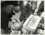 1977-3935 De aankomst van Italiaanse hulpgoederen tijdens de watersnoodramp van 1953 in Zeeland en delen van Zuid-Holland.