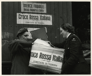 1977-3937 Hulpgoederen uit Italië, bestemd voor slachtoffers van de watersnoodramp, worden uit een treinwagon geladen. ...