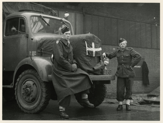 1977-3943 Twee Scandinavische militairen poseren voor hun vrachtauto met hulpgoederen bestemd voor de slachtoffers van ...