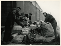 1977-3945 De aankomst van buitenlandse hulpgoederen tijdens de watersnoodramp van 1953 in Zeeland en delen van Zuid-Holland.
